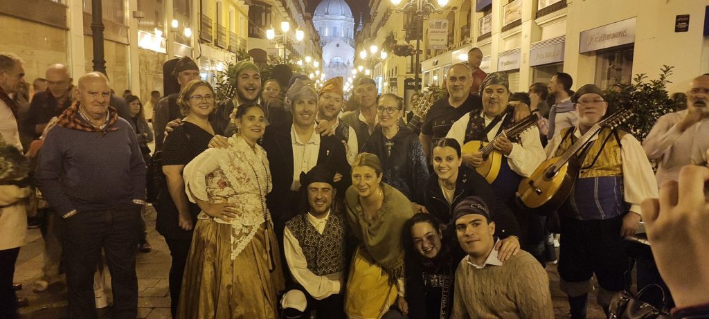 Grupo de personas celebrando juntos