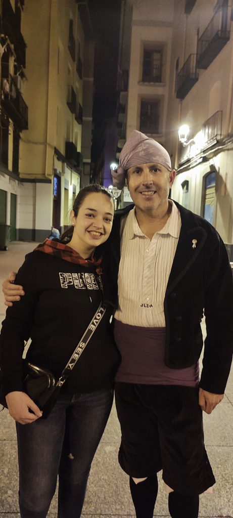 Pareja posando en la calle