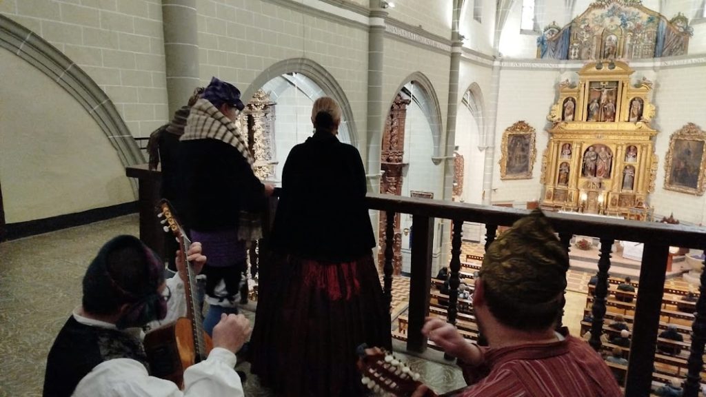 Músicos en iglesia histórica