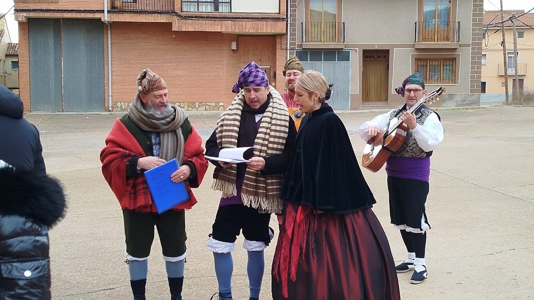 Grupo de personas vestidas tradicionalmente
