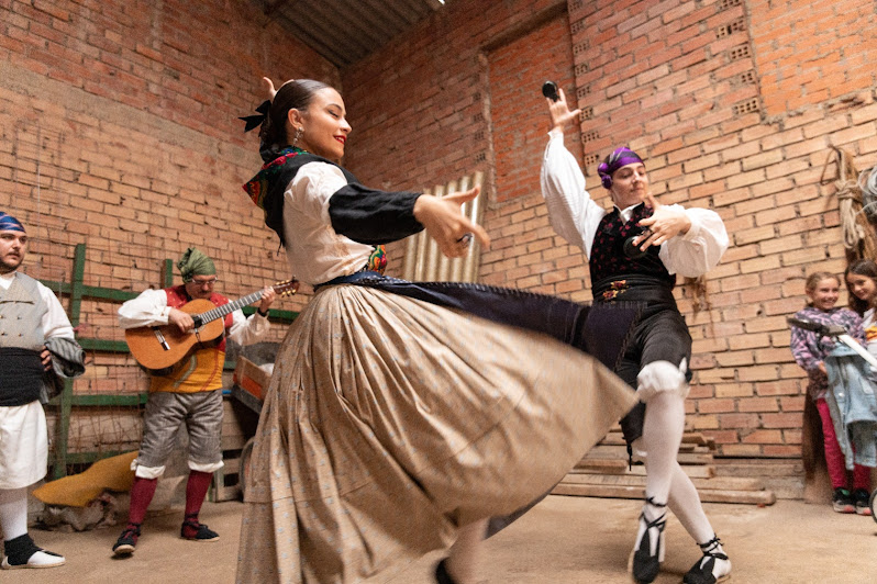 Baile tradicional en grupo