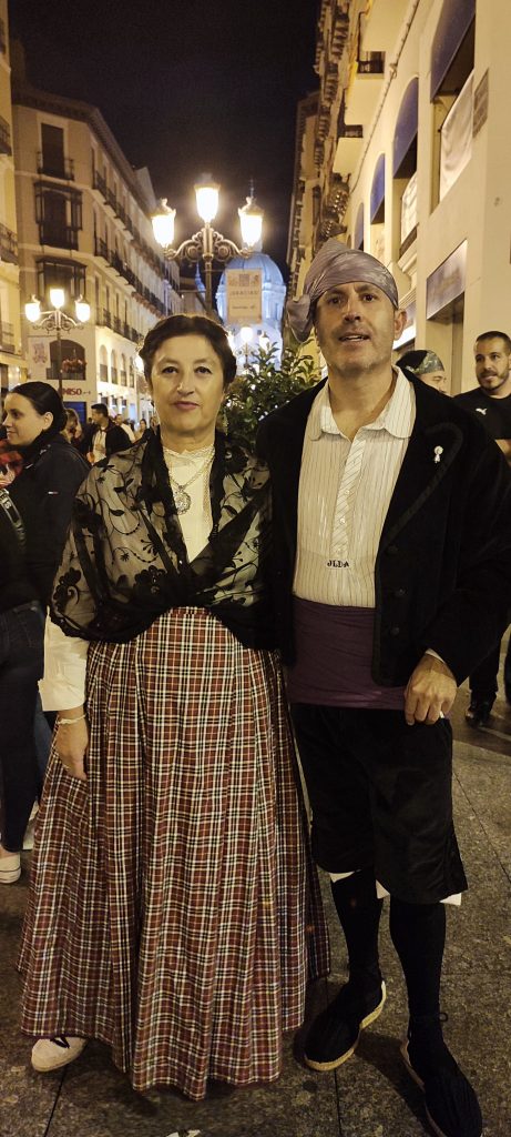 Pareja con trajes tradicionales