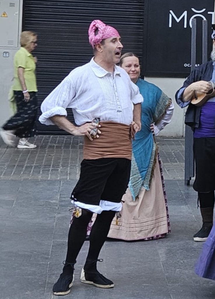 Hombre con vestimenta tradicional teatral