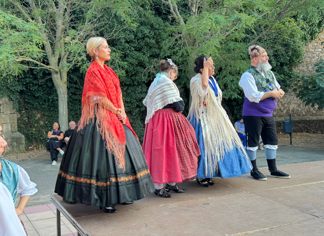 Bailarines con trajes tradicionales
