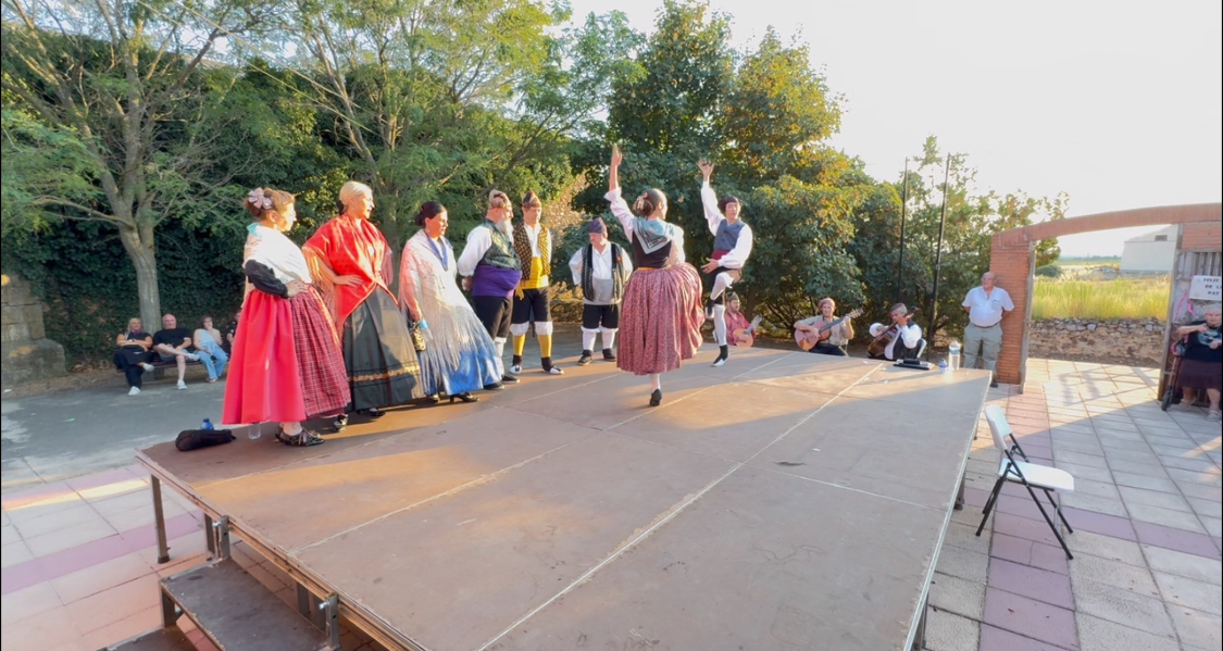 Baile folclórico en escenario